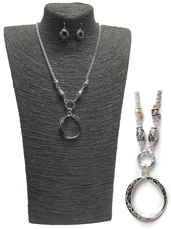 TEXTURED CIRCLE NECKLACE AND GLASSES HOLDER
