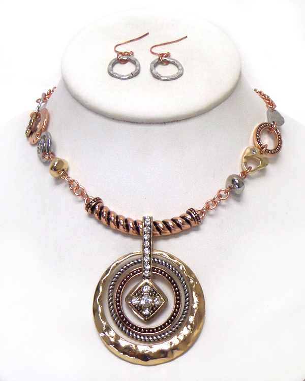 THREE RING LAYER WITH CRYSTALS TEXTURED METAL NECKLACE SET
