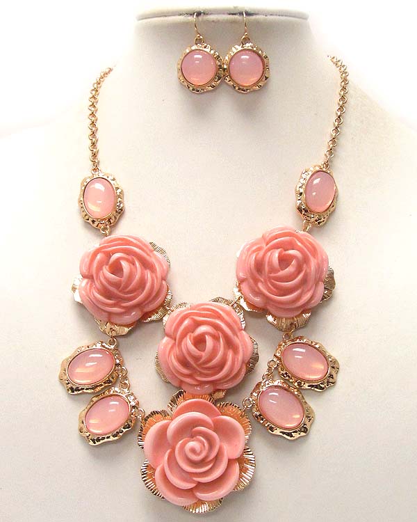 THREE ACRYL ROSE AND MULTI CONETTED ACRYL OVAL STONE DROP CHAIN NECKLACE EARRING SET