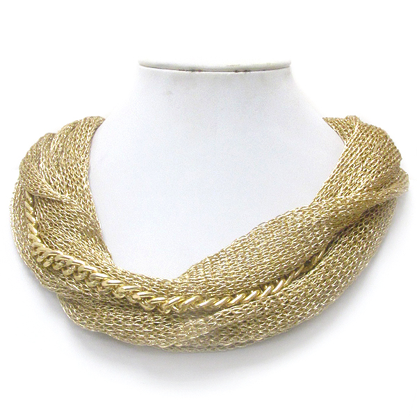 FABRIC MESH AND THICK METAL CHAIN NECKLACE