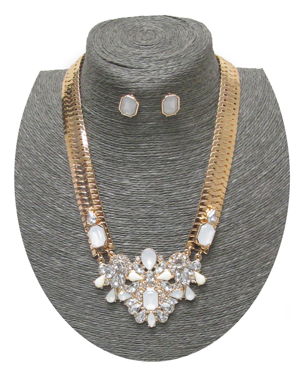 SPRING STATEMENT CRYSTAL PENDANT AND FLAT SNAKE CHAIN NECKLACE SET
