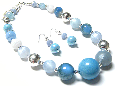GRADUAL SIZE MARBLE LOOK GLASS BEADS NECKLACE AND EARRING SET