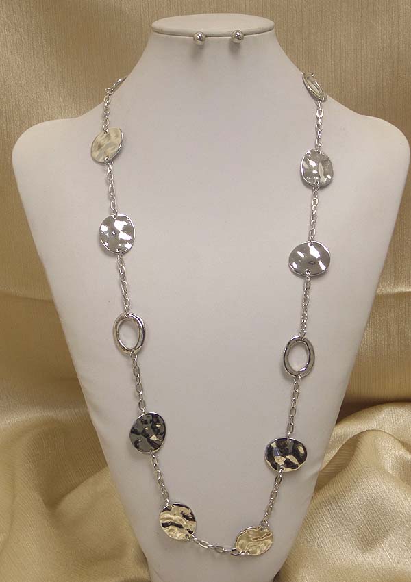 HAMMERED METAL DISK AND RING LINK LONG STATION NECKLACE EARRING SET