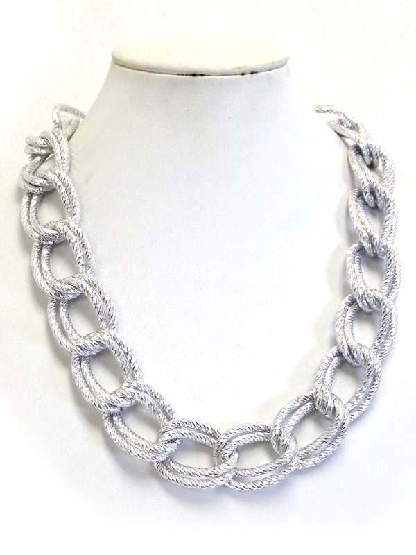 TEXTURED DOUBLE THICK CHAIN LINK NECKLACE