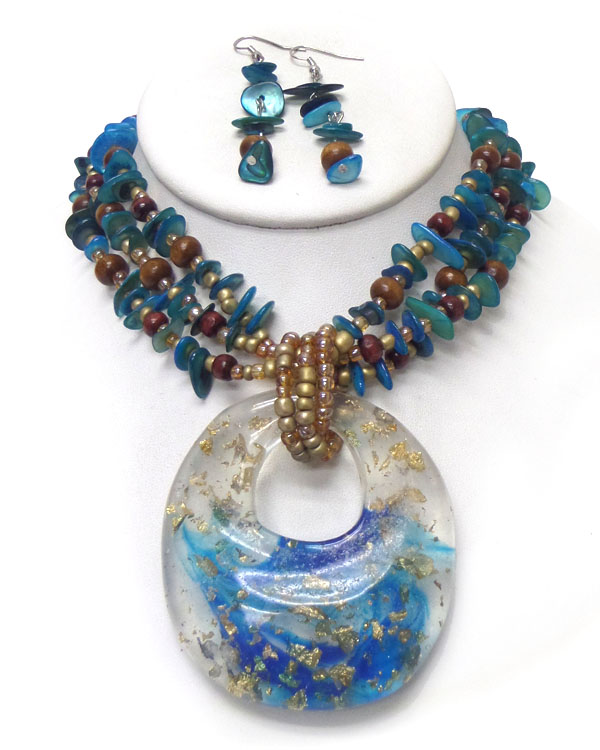 RESIN DONUT PENDANT AND CHIP STONE NECKLACE SET