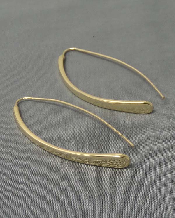 ELECTRO PLATING CURVED METAL BAR EARRING