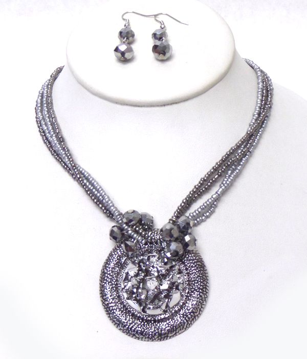 CRYSTAL CLUSTERD ROUND METAL PENDANT AND GLASS BEADS NECKLACE SET