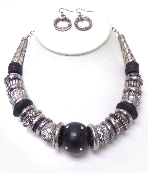TRIBAL LOOK WOOD AND TEXTURED METAL BALL NECKLACE SET