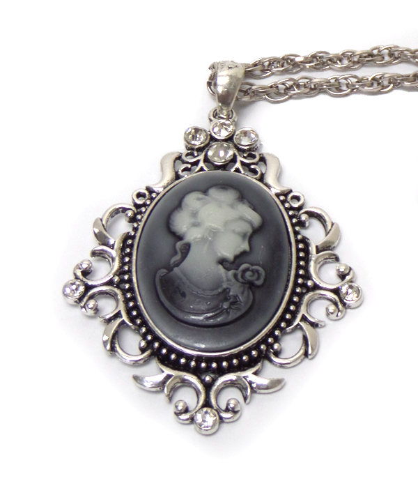 CRYSTAL AND CAMEO PENDANT NECKLACE