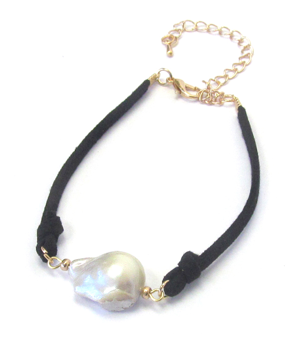 FRESHWATER PEARL AND SUEDE CORD BRACELET