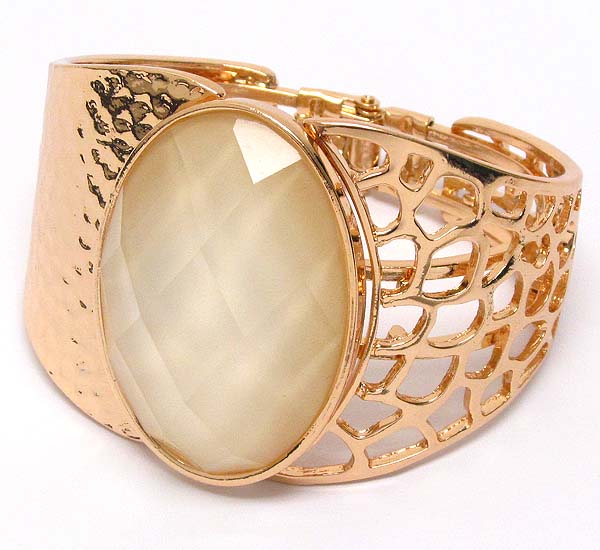 HAMMERED AND CUT OUT METAL AND ON CENTER OVAL FACET CUT GLASS HINGE BANGLE