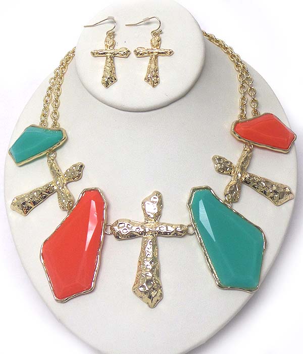 HAMMERED CROSS AND FACET STONE LINK NECKLACE EARRING SET
