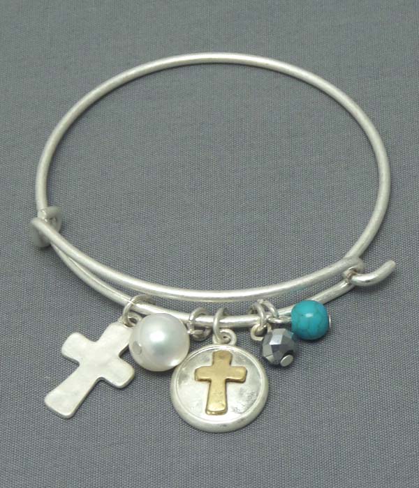 HAMMERED DISK AND CROSS PEARL MULTI CHARM WIRE BANGLE BRACELET