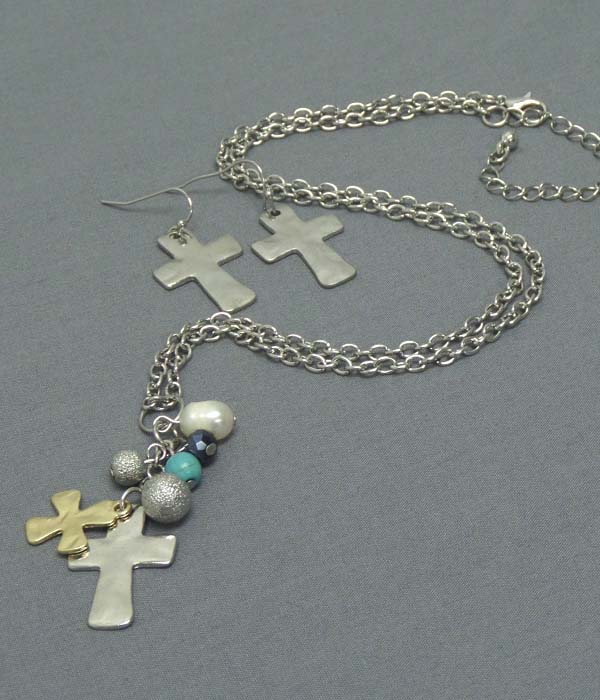 HAMMERED CROSS AND PEARL PENDANT NECKLACE EARRING SET