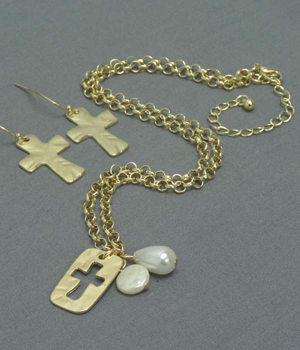 HAMMERED CROSS CUT PLATE AND PEARL PENDANT NECKLACE EARRING SET