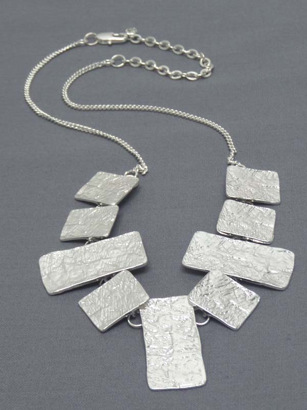 TEXTURED METAL PLATE LINK NECKLACE