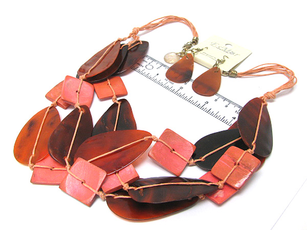 MULTI LEAF SHELL AND WOODEN SQUARE BRAIDED FABRIC CHAIN NECKLACE EARRING SET