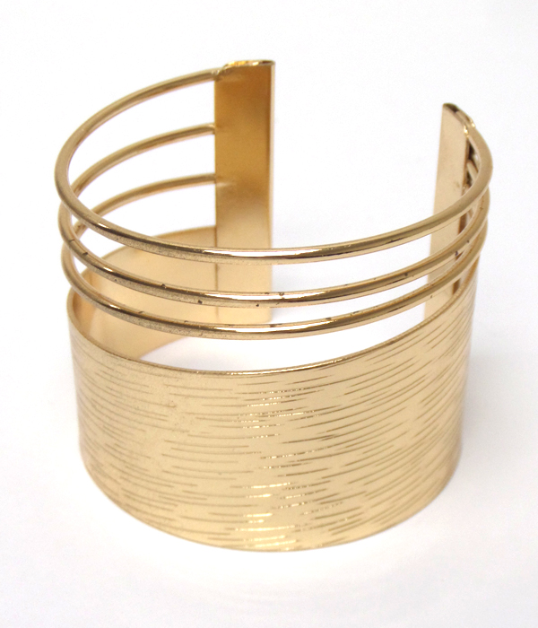 WIRE AND TEXTURED METAL PLATE BANGLE BRACELET