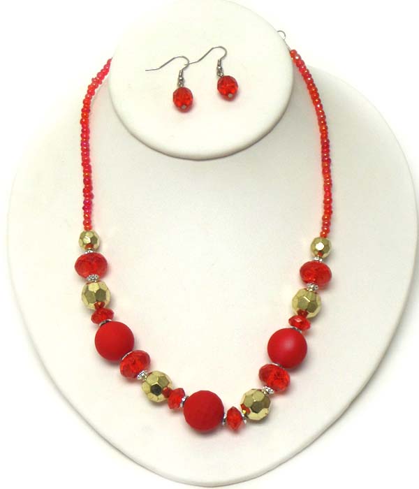 RUBBER AND ACRYLIC BALL AND SEED BEAD NECKLACE EARRING SET