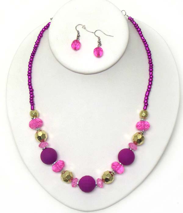 RUBBER AND ACRYLIC BALL AND SEED BEAD NECKLACE EARRING SET