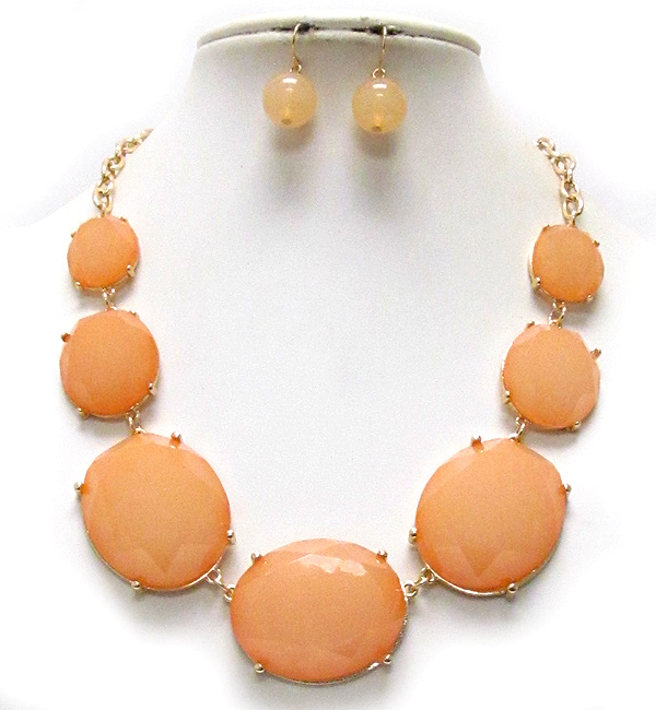 FACET PUFFY OVAL ACRYLIC STONE LINK NECKLACE EARRING SET