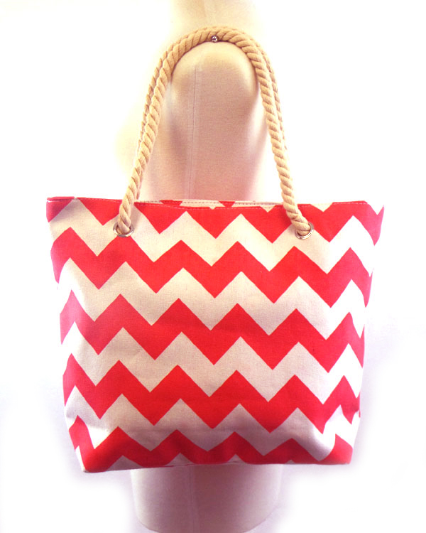 CHEVRON PRINT AND ROPE STRAP BEACH TOTE BAG