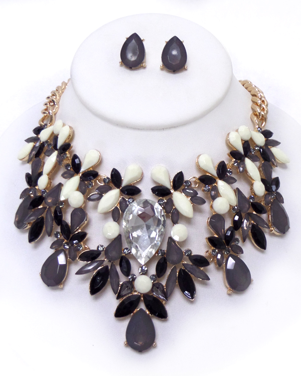 MULTI LINKED FLOWER WITH CRYSTALS NECKLACE SET