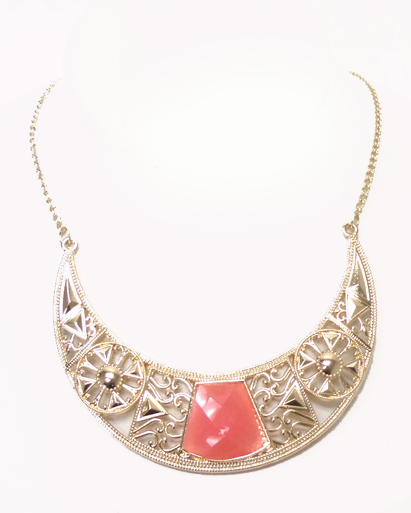 BIB STYLE METAL TEXTURE WITH STONE CENTER NECKLACE 