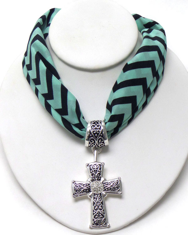 CRYSTAL AND METAL FILIGREE CROSS AND CHEVRON PATTERN SCARF NECKLACE