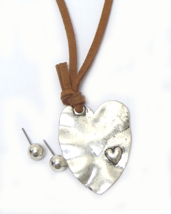 METAL TEXTURED HEART WITH SUEDE NECKLACE SET