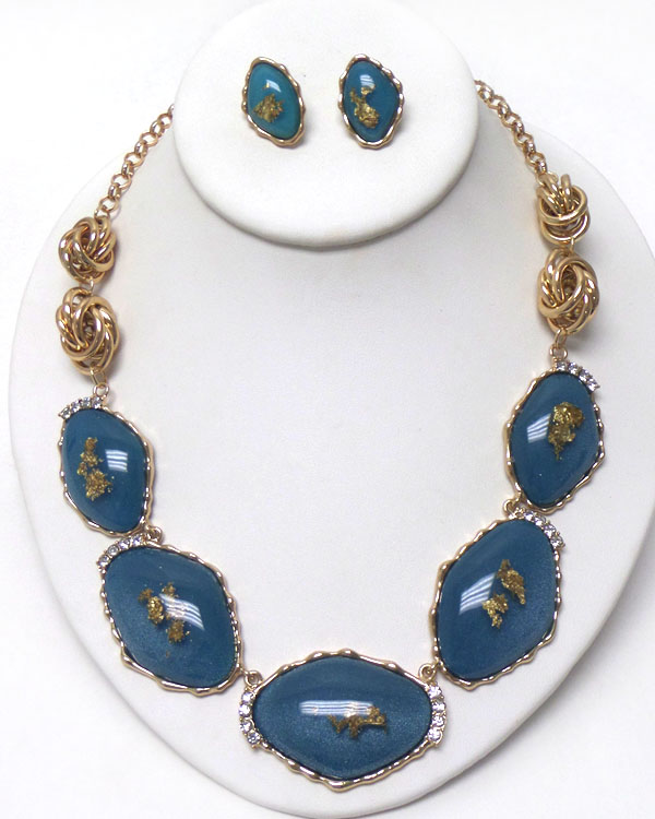 CRYSTAL METAL HAMMERED OVAL ACRYLIC INSIDE GOLD FLAKE AND METAL RING BALLS CHAIN NECKLACE EARRING SET