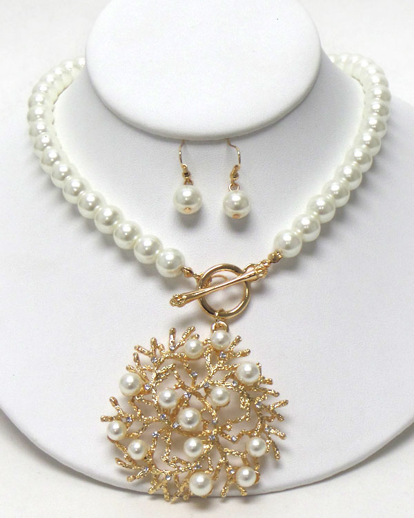 MULTI PEARL ON METAL FILIGREE CORAL PENDANT AND PEARL CHAIN NECKLACE EARRING SET