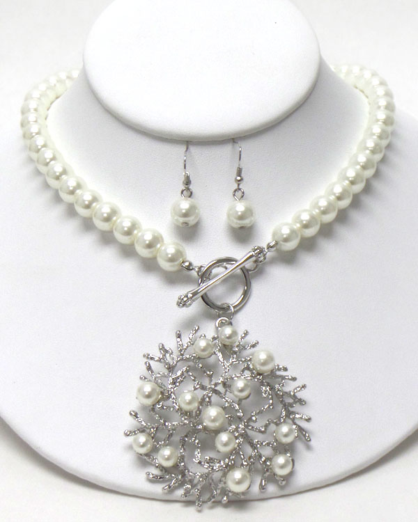 MULTI PEARL ON METAL FILIGREE CORAL PENDANT AND PEARL CHAIN NECKLACE EARRING SET