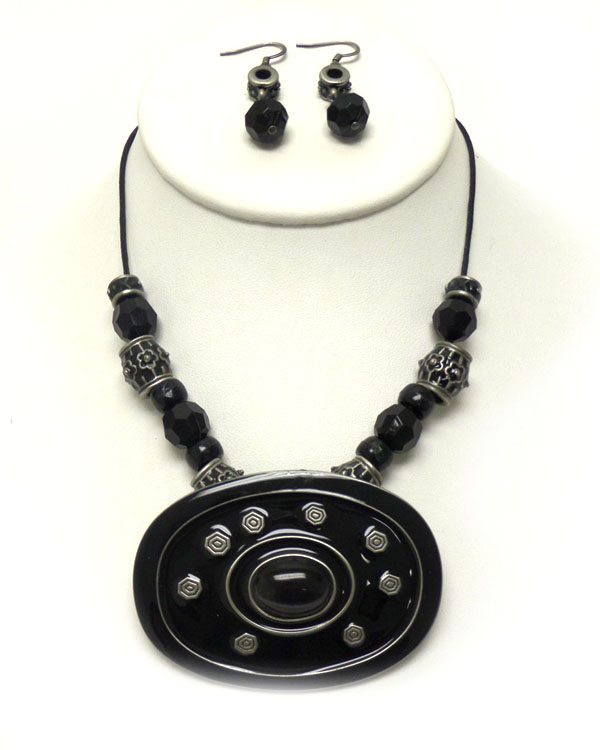 ENAMELD OVAL METAL PENDANT AND FACET GLASS NECKLACE EARRING SET