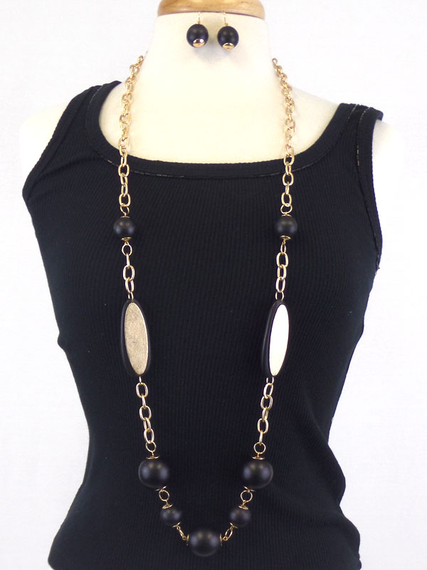 WOODEN BALL AND SCRATCH METAL METAL LINK LONG NECKLACE EARRING SET