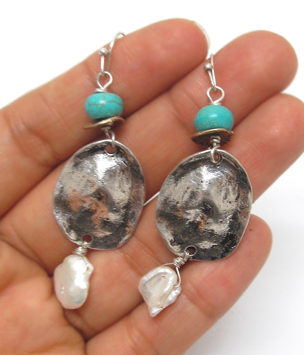 HAMMERED METAL AND SHELL DANGLE DROP EARRING