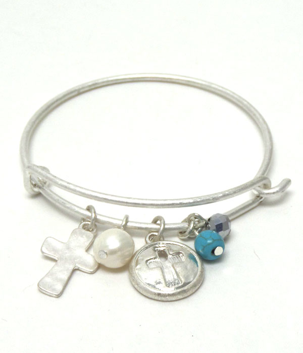 HAMMERED DISK AND CROSS PEARL MULTI CHARM WIRE BANGLE BRACELET