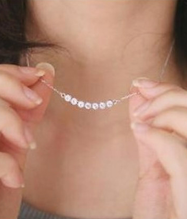 CURVED METAL BAR WITH CRYSTALS NECKLACE