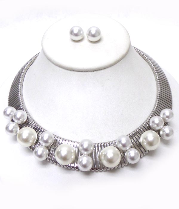 STATEMENT METAL FLAT LAYER WITH PEARLS NECKLACE SET