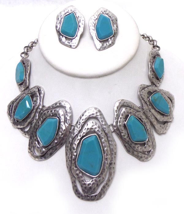 LAYER METALS WITH STONE CENTER NECKLACE SET