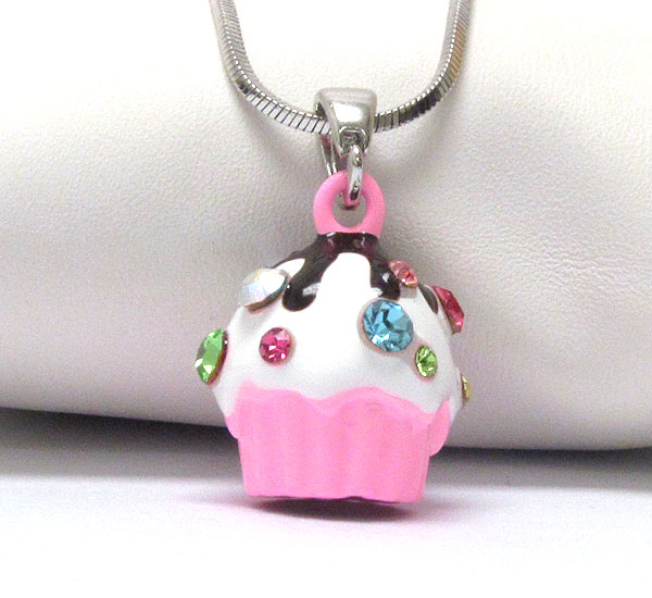 WHITEGOLD PLATING AND CRYSTAL DECO CUP CAKE PENDANT NECKLACE