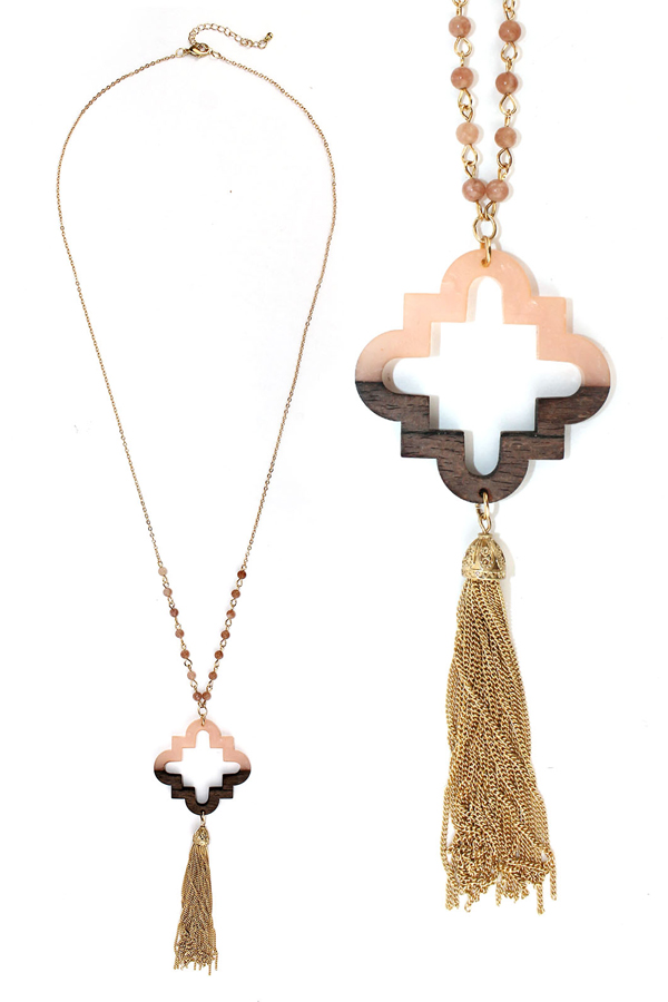 WOOD AND RESIN MIX QUATREFOIL PENDANT AND FINE CHAIN TASSEL LONG NECKLACE