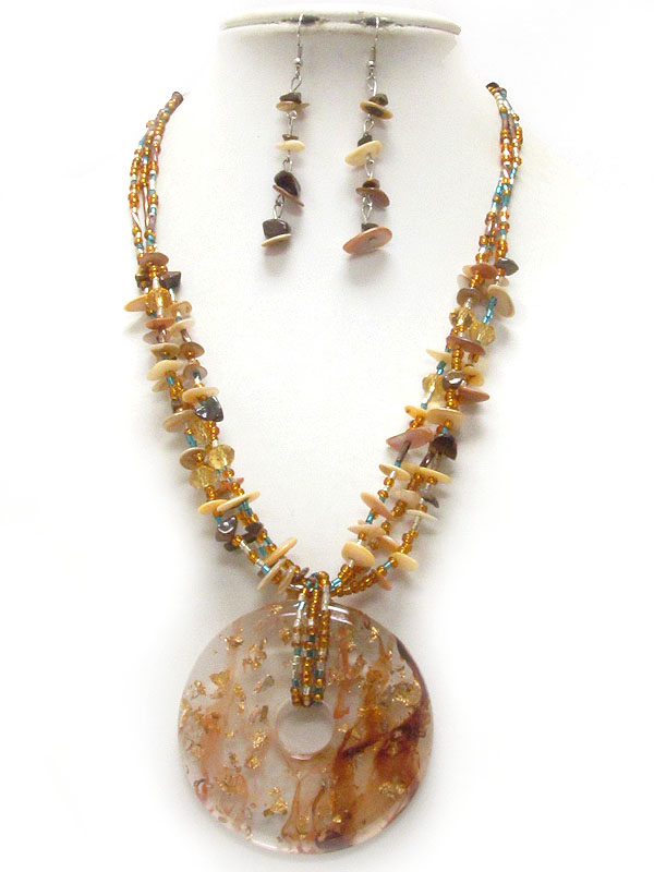 DECORATE RESIN DONUT PENDANT AND CHIP STONE MULTI CHAIN NECKLACE EARRING SET