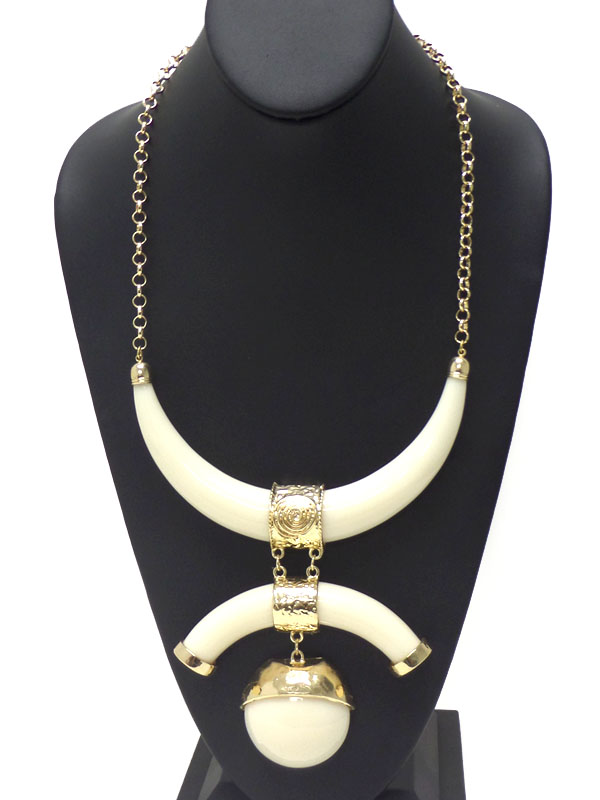 LARGE HORN AND METAL LINK NECKLACE