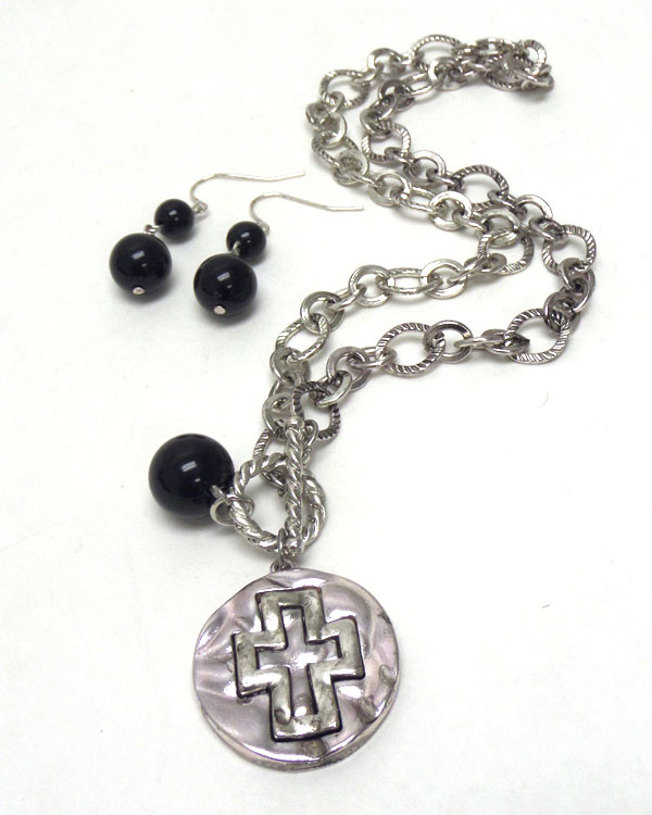 TEXTURED CHAIN WITH CROSS ON METAL DISC NECKLACE SET