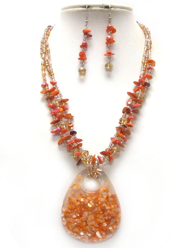 MULTI CHIP STONE DECO RESIN TEAR DROP PENDANT AND CHIP STONE MULTI CHAIN NECKLACE EARRING SET