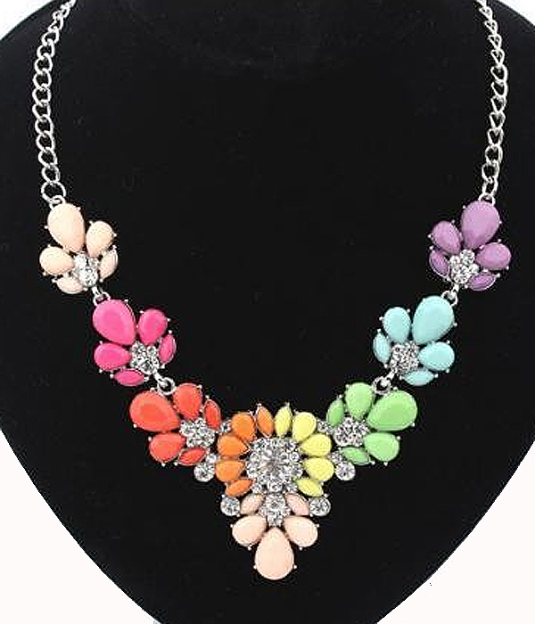 CRYSTAL AND RESIN MIX FLOWER NECKLACE