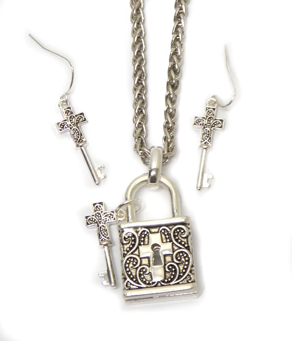 DESIGNER INSPIRED LOCK AND KEY CHAIN NECKLACE SET