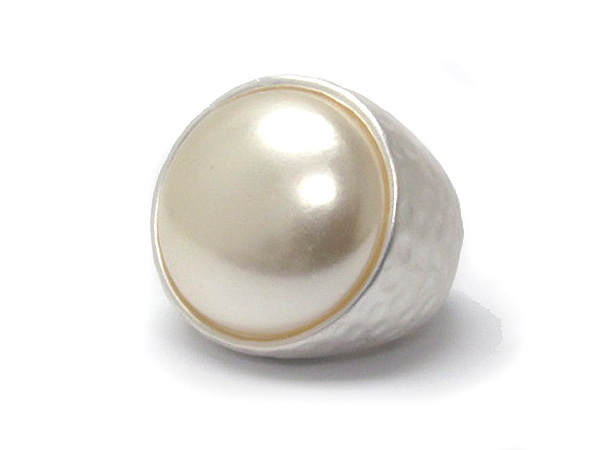 ROUND PEARL AND METAL HAMMERED STRETCH RING