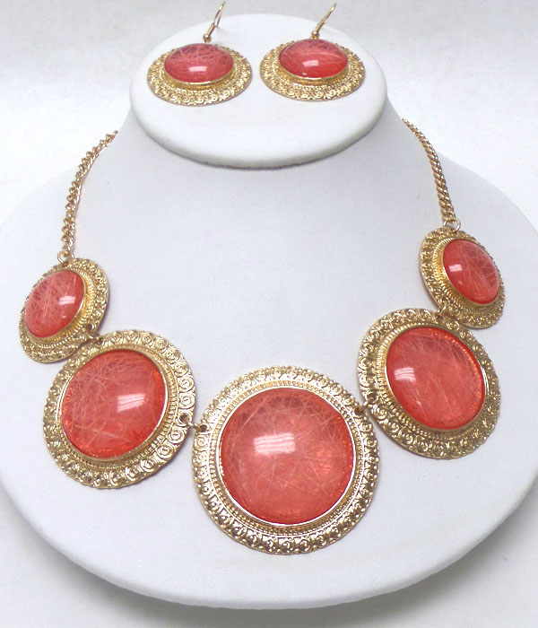 FIVE LARGE STONE WITH GOLD BORDER NECKLACE SET